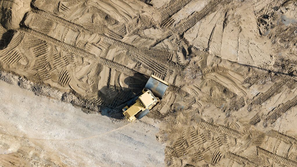 Macchina movimento terra in un cantiere c evidenzia l'importanza della sicurezza nei cantieri durante l'uso di mezzi pesanti