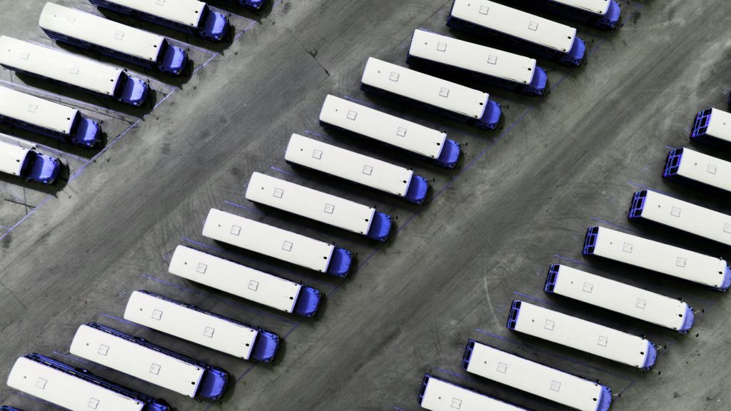 Camion aziendali parcheggiati, simbolo di soluzioni di mobilità aziendale integrata.