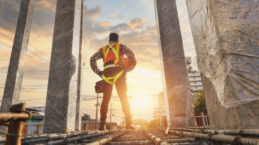 Operaio edile in un cantiere che simboleggia la sicurezza sul lavoro